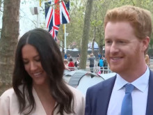 Двойници на Хари и Меган се появиха пред Бъкингамския дворец