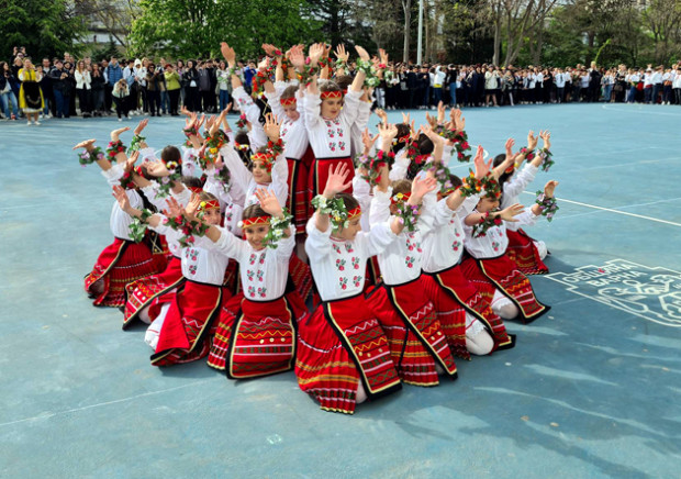 Ден преди големия български празник Гергьовден ученици и учители от