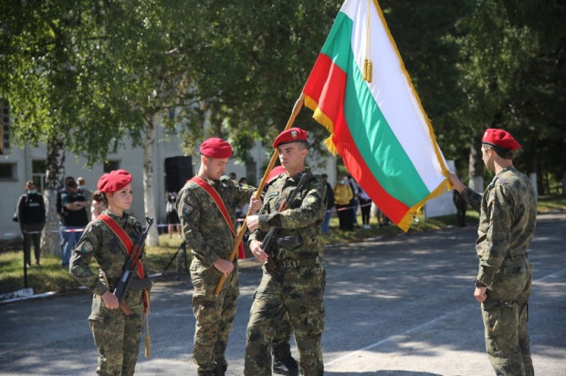 Висши офицери: При нас служат най-подготвените мъже и жени на България