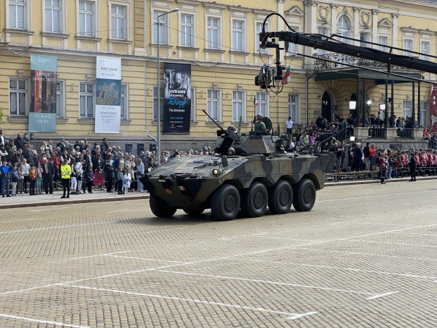 Същинският парад на въоръжените сили на България започна около 10