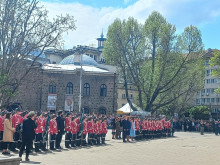 Започна тържествената смяна на почетния гвардейски карул пред сградата на президентството