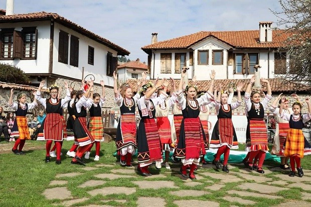 В някои селища от Средните Родопи на Гергьовден се играе "ляво" или "куцо" хоро