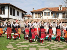 В някои селища от Средните Родопи на Гергьовден се играе "ляво" или "куцо" хоро