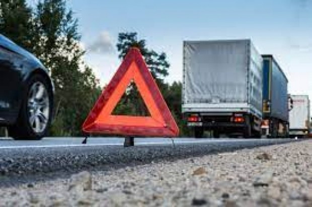 Затруднено е движението на пътя Шумен-Карнобат поради аварирал камион