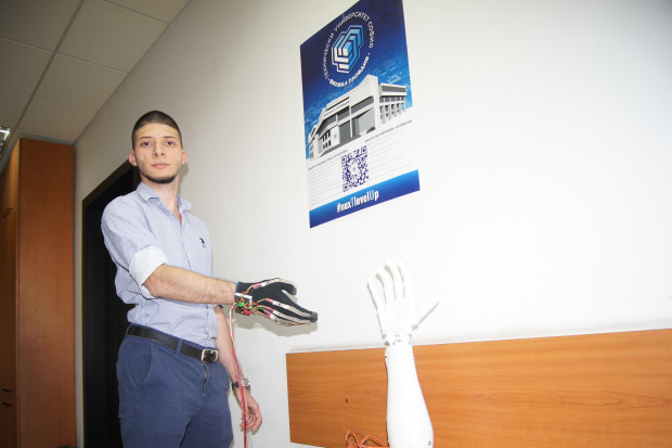 Студент от ТУ Пловдив създаде роботизирана протеза на ръка