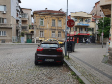Неправилно паркиране на площад в Пловдив