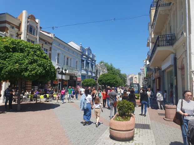 Главната на Пловдив се пръска по шевовете, в парковете няма място от хора