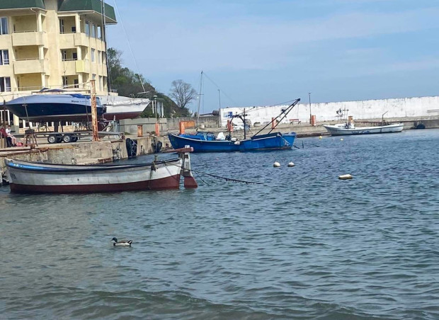Лодка с двама рибари се обърна край Китен, единият се е удавил