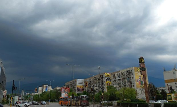 Тъмни облаци надвиснаха над София, времето пак се развали