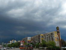 Тъмни облаци надвиснаха над София, времето пак се развали
