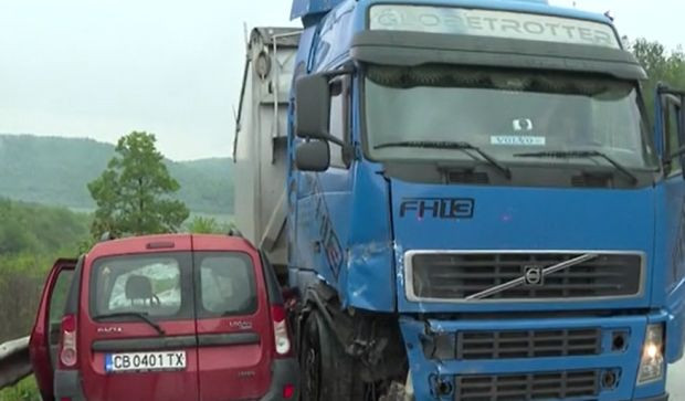 Тежка катастрофа е станала на международния път Е 79 край Ребърково както