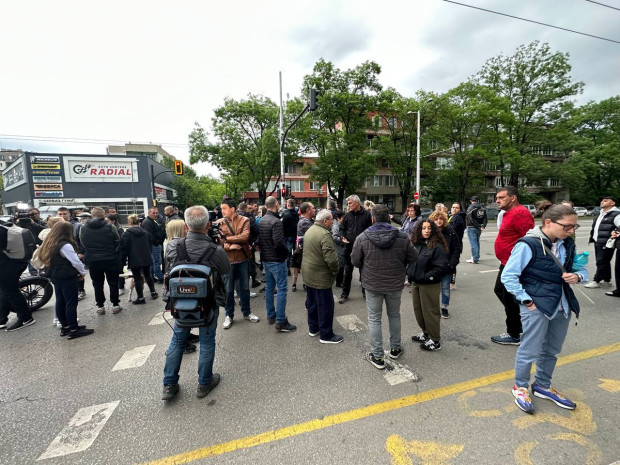Хора които живеят в близост до булевард Сливница се събраха на протест в
