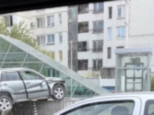 Джипът, който "кацна" върху ограда на метрото, е бил ударен от друга кола, минала на червено