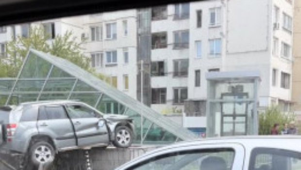 Джипът, който "кацна" върху ограда на метро в София, е бил ударен от друга кола, минала на червено