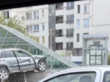 Джипът, който "кацна" върху ограда на метро в София, е бил ударен от друга кола, минала на червено