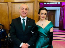 Коя беше дамата на Гълъб Донев по време на коронацията на краля?