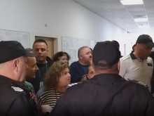 Поддръжници на Галя Танева нахлуха в съда: Това е подигравка