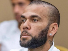 Футболистът Дани Алвеш е тормозен в затвора