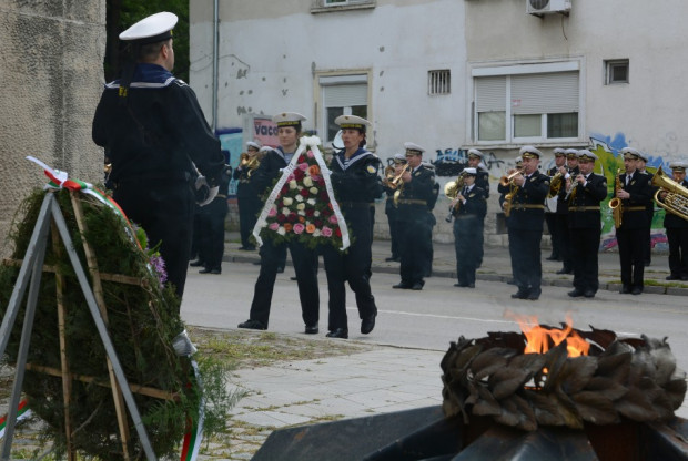 С военен ритуал и полагане на цветя и венци пред