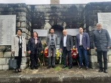 Кметът на Смолян поднесе венец пред Паметника на загиналите във войните