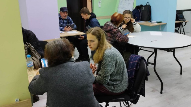 От Домашния патронаж в Бургас учат пенсионери да работят с мобилен телефон
