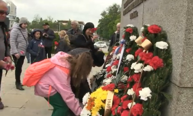 </TD
>Русенци се събраха пред Паметника на Альоша, за да отбележат Деня