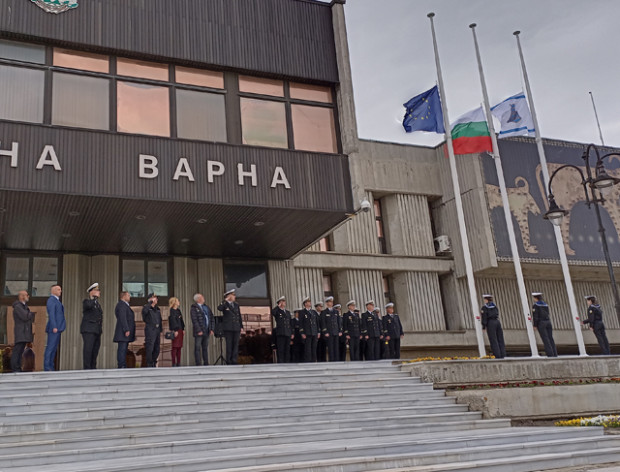 Издигнаха българското и европейското знаме пред Община Варна