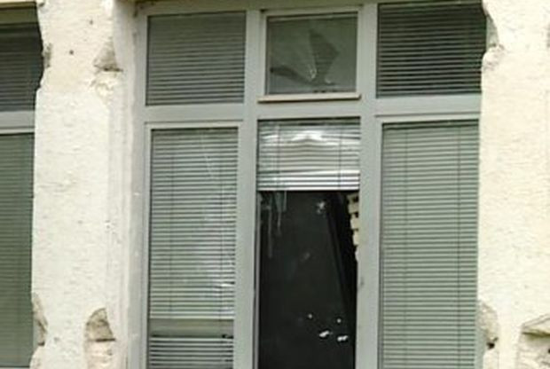 Вандали изпочупиха с камъни прозорците на Тубдиспансера във Варна