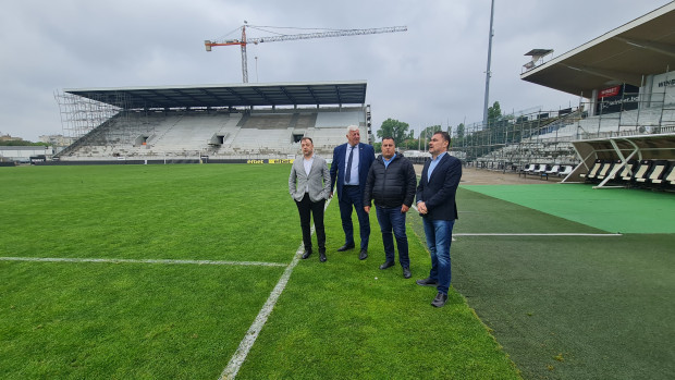 </TD
>Кметът инспектира днес напредъка на строителните дейности на стадион Локомотив“,