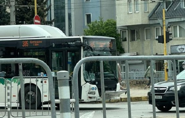 Автобус и кола се удариха близо до гара "Подуяне"