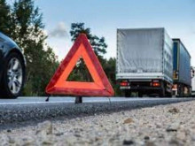Аварирал тежкотоварен автомобил затруднява движението при 70 км АМ "Тракия" в посока София