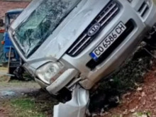 Жена падна в пропаст с автомобила си при опит да избегне дупка