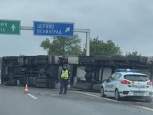 Тир се обърна на АМ "Тракия", блокира движението към Велинград