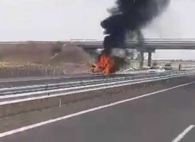 Лек автомобил БМВ 535 се е самозапалил в движение в