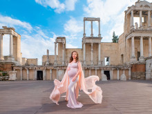 Вижте прекрасната Катрин Тасева с уникални снимки от Античния театър в Пловдив