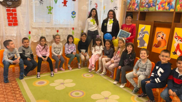 Ученици правят подаръци на деца за Деня на Европа