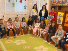 Ученици правят подаръци на деца за Деня на Европа