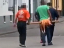 Снимка на мъже, носещи "животно на кол", взриви социалните мрежи 