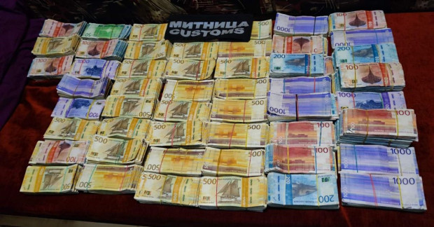 Русенски митничари откриха недекларирана валута на стойност над 1 милион лева