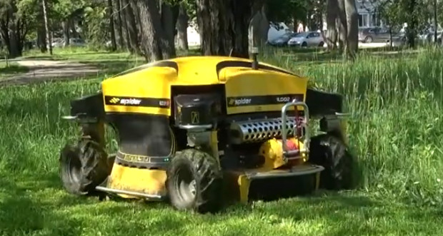 </TD
>Машина с дистанционно управление коси тревата в Русе.Тя е закупена от