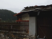 Времето пощуря: Сняг заваля в родопско село