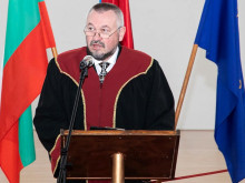 Преподаватели и студенти се сбогуваха с доц. д-р Веселин Кметов