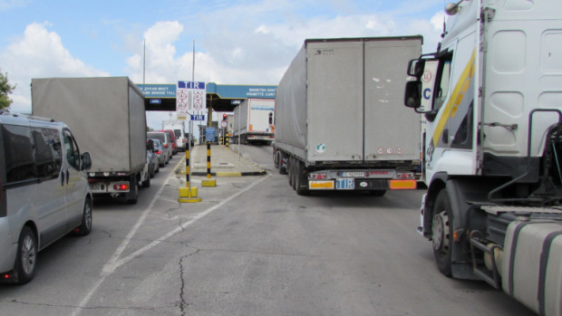 TD Интензивен е трафикът за товарни автомобили на изход към Румъния