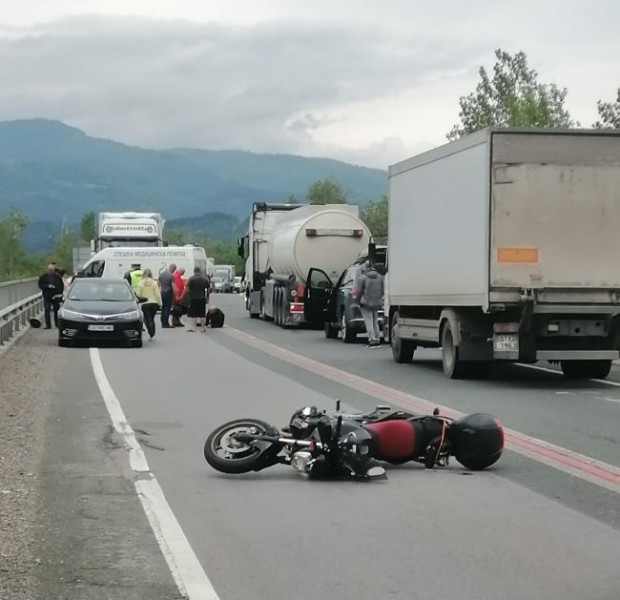 Моторист е пострадал след удар в камион на Главен път Е-79 след пътен възел Брежани