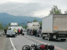 Моторист е пострадал след удар в камион на Главен път Е-79 след пътен възел Брежани