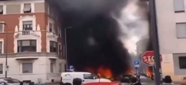 Мощна експлозия в центъра на Милано, горят превозни средства
