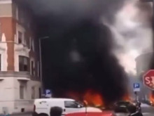 Мощна експлозия в центъра на Милано, горят превозни средства