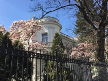 Правителството закрива почетно консулство в Полша
