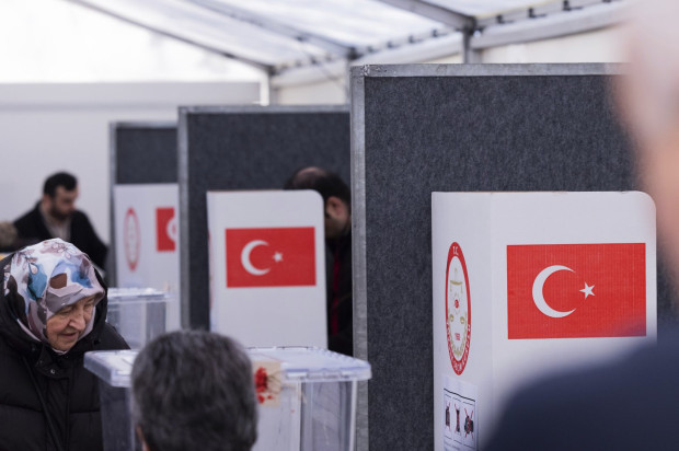 Основният опонент на Ердоган води в социологическите проучвания преди вота в Турция