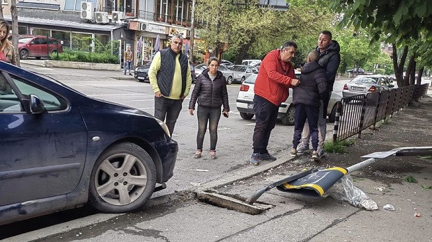 Малолетен връхлетя с автомобил върху автобусна спирка в столицата